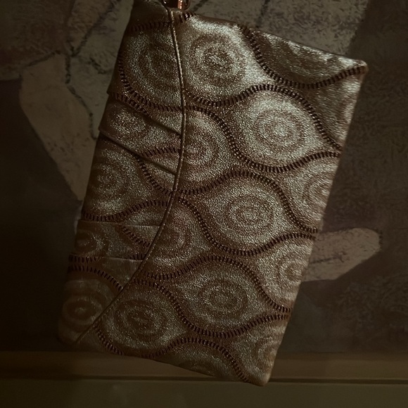 Henri Bendel ,  wristlet/clutch... Rare…Beautiful pattern designed. New - Picture 14 of 16